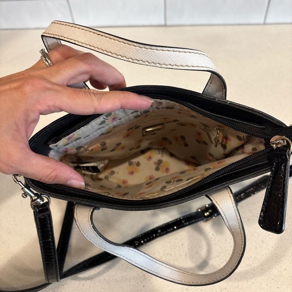 GUESS women's small satchel crossbody bag Purse Black White EUC - Picture 9 of 10